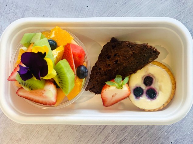 Individual All day box #6 - fruit cup, brownie triangle and mini tart (V)